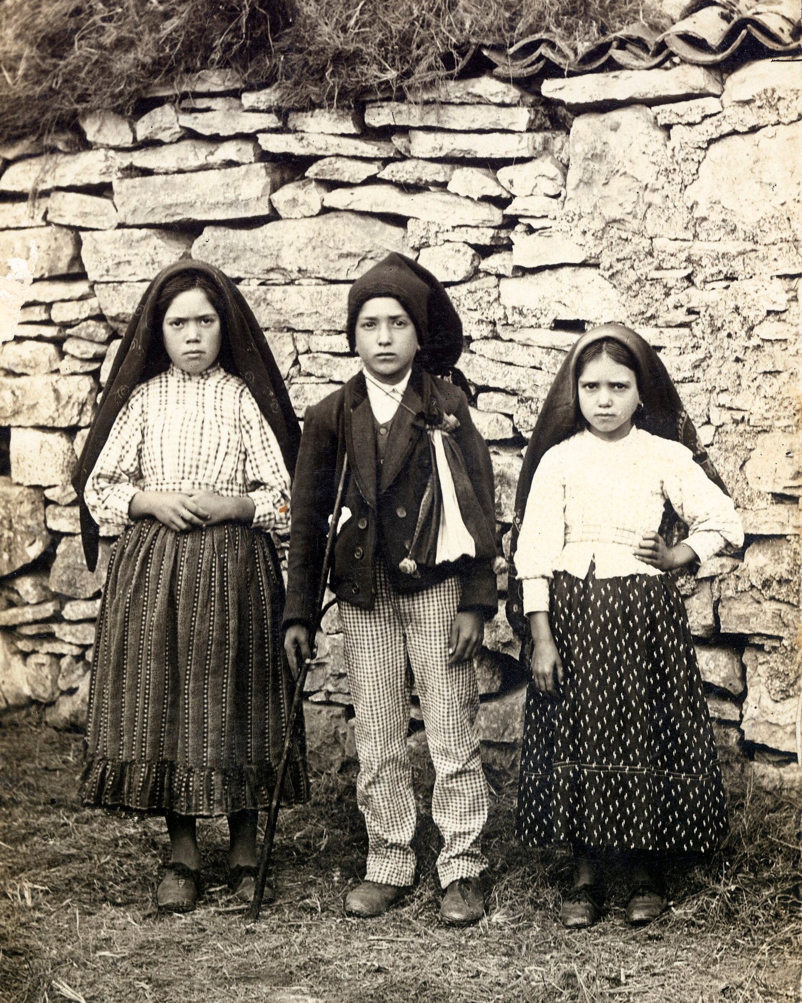 Lúcia dos Santos and her cousins Francisco and Jacinta Marto, photographed for Ilustração Portuguesa in October 1917.