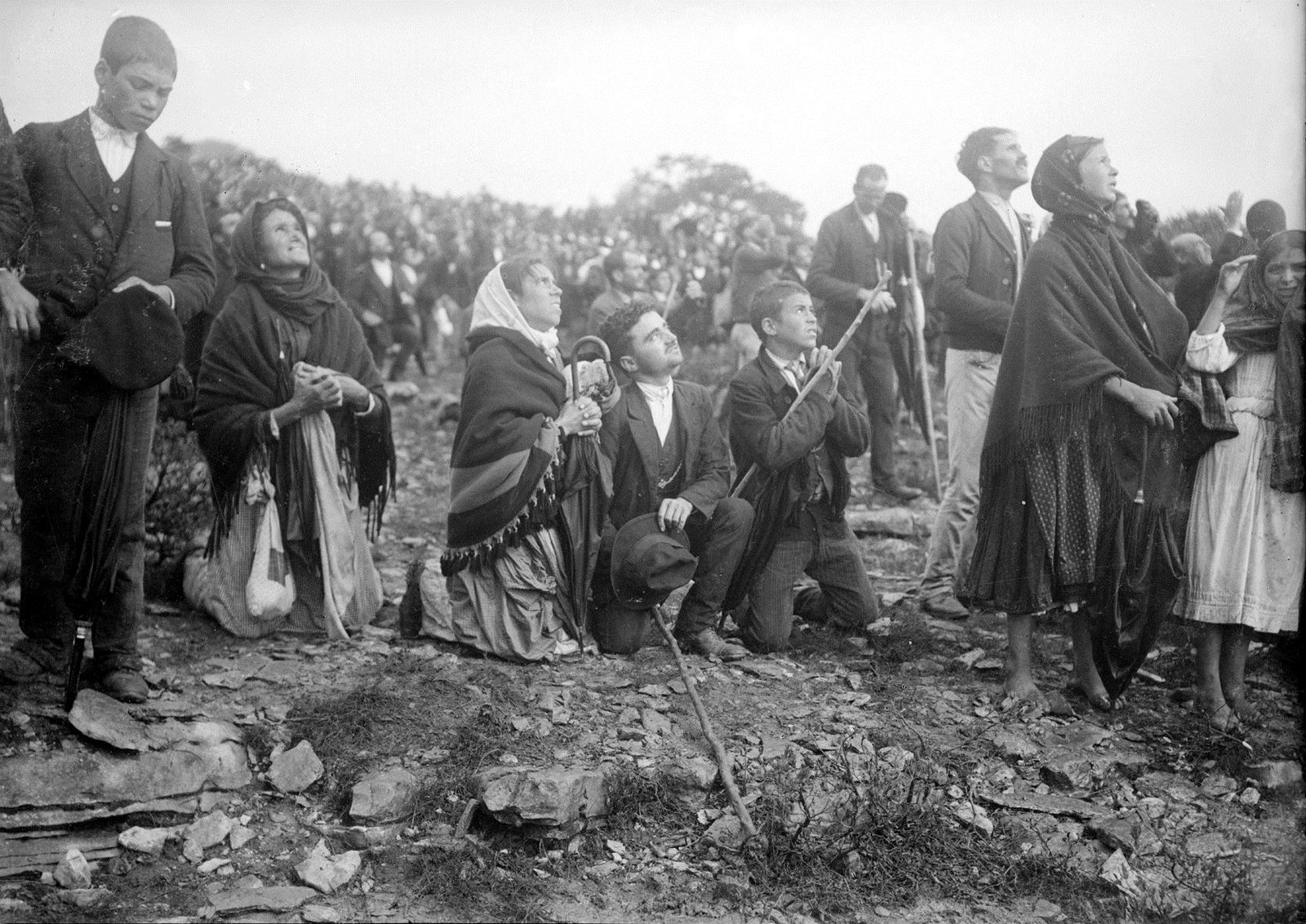 The crowd at the Cova da Iria looking up at the sun, 13 October 1917.